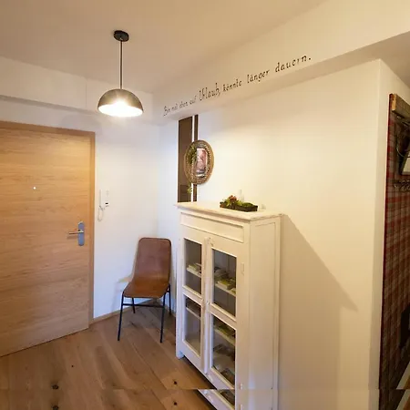 Waltraud Trinker, 아파트 *